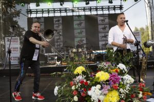 Tokarnia. „Jawor u źródeł kultury” - koncert zespołu Golec uOrkiestra (20.06.2021) / Jarosław Kubalski / Radio Kielce