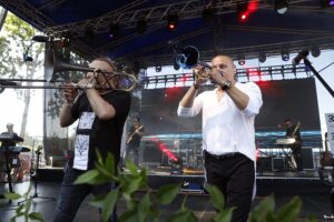 Tokarnia. „Jawor u źródeł kultury” - koncert zespołu Golec uOrkiestra (20.06.2021) / Jarosław Kubalski / Radio Kielce