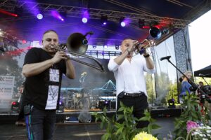 Tokarnia. „Jawor u źródeł kultury” - koncert zespołu Golec uOrkiestra (20.06.2021) / Jarosław Kubalski / Radio Kielce