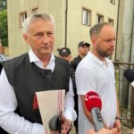 25.06.2021 Działoszyce. Skutki nawałnic. Na zdjęciu od lewej: Zbigniew Koniusz - wojewoda świętokrzyski, Stanisław Porada - burmistrz Działoszyc / Michał Kita / Radio Kielce