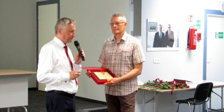 22.06.2021. Końskie. Na zdjęciu (od lewej): Zbigniew Koniusz, wojewoda świętokrzyski wręczył pamiątkowy grawerton z podziękowaniami dyrektorowi Szpitala Specjalistycznego Wojciechowi Przybylskiemu / Szpital Specjalistyczny im. św. Łukasza w Końskich