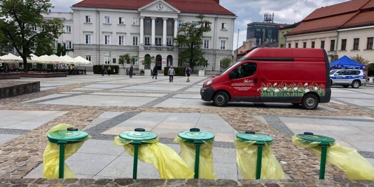 28.05.2021. Kielce. Dodatkowe kosze na śmieci na Rynku / zielen.kielce.pl