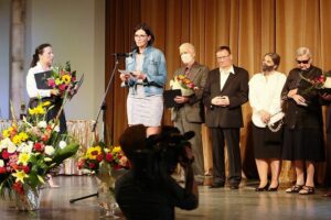 13.06.2021. Kielce. Jubileusz Teatru Lalki i Aktora „Kubuś”. Na zdjęciu (od lewej): Magdalena Kusztal - dyrektor Departamentu Kultury i Dziedzictwa Narodowego w Urzędzie Marszałkowskiego Województwa Świętokrzyskiego w Kielcach, Anna Pęczalska - córka aktorki Katarzyny Orzeszek-Pęczalskiej, Ryszard Barański - aktor, Andrzej Witecki - aktor, Jolanta Kusztal - aktorka, Anna Biernacka - aktorka / Wiktor Taszlow / Radio Kielce