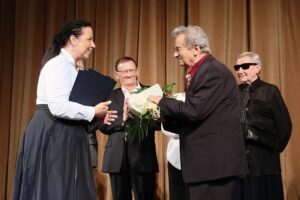 13.06.2021. Kielce. Jubileusz Teatru Lalki i Aktora „Kubuś”. Na zdjęciu (od lewej): Magdalena Kusztal - dyrektor Departamentu Kultury i Dziedzictwa Narodowego w Urzędzie Marszałkowskiego Województwa Świętokrzyskiego w Kielcach, Andrzej Witecki - aktor, Leszek Barymów - aktor, Anna Biernacka - aktorka / Wiktor Taszlow / Radio Kielce