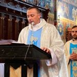 12.06.2021. Sandomierz. Msza święta dziękczynna w 22. rocznicę pielgrzymki św. Jana Pawła II. Na zdjęciu (od lewej): ks. kanonik Jacek Marchewka - proboszcz parafii katedralnej w Sandomierzu, ks. Grzegorz Słodkowski - rzecznik diecezji sandomierskiej / Biuro poselskie Marka Kwitka