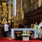 12.06.2021. Sandomierz. Msza święta dziękczynna w 22. rocznicę pielgrzymki św. Jana Pawła II. Na zdjęciu (przy ambonie): ks. kanonik Jacek Marchewka - proboszcz parafii katedralnej w Sandomierzu / Biuro poselskie Marka Kwitka