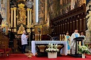 12.06.2021. Sandomierz. Msza święta dziękczynna w 22. rocznicę pielgrzymki św. Jana Pawła II. Na zdjęciu (przy ambonie): ks. kanonik Jacek Marchewka - proboszcz parafii katedralnej w Sandomierzu / Biuro poselskie Marka Kwitka