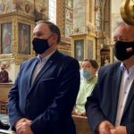 12.06.2021. Sandomierz. Msza święta dziękczynna w 22. rocznicę pielgrzymki św. Jana Pawła II. Na zdjęciu (od lewej): Marek Kwitek - poseł PiS, Krzysztof Szatan - radny, przewodniczący klubu PiS / Biuro poselskie Marka Kwitka