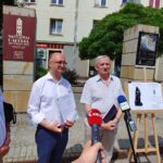 28.06.2021. Kielce. Konferencja dotycząca budowy pomnika: Matka Polska Sybiraczka. Na zdjęciu (od lewej): Stanisław Wierzbicki - prezes Wojewódzkiego Oddziału Związku Sybiraków w Kielcach, Piotr Wawrzyk - wiceminister spraw zagranicznych, Jan Masternak - przewodniczący społecznego komitetu budowy pomnika, Sławomir Micek - artysta-rzeźbiarz odpowiedzialny za powstanie pomnika / Marcin Marszałek / Radio Kielce