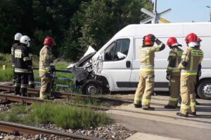 10.06.2021. Ćmielów. Kolizja na niestrzeżonym przejeździe kolejowym / Ratownictwo Powiatu Ostrowieckiego / Facebook