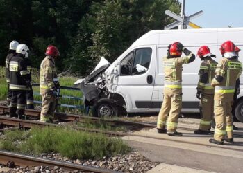 10.06.2021. Ćmielów. Kolizja na niestrzeżonym przejeździe kolejowym / Ratownictwo Powiatu Ostrowieckiego / Facebook