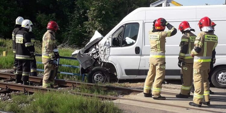 10.06.2021. Ćmielów. Kolizja na niestrzeżonym przejeździe kolejowym / Ratownictwo Powiatu Ostrowieckiego / Facebook