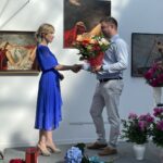 19.06.2021 Ćmielów. Wystawa prac malarskich Łukasza Towpika. Na zdjęciu od lewej Katarzyna Rij - kuratorka wystawy, Łukasz Towpik - artysta / Emilia Sitarska / Radio Kielce