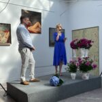 19.06.2021 Ćmielów. Wystawa prac malarskich Łukasza Towpika. Na zdjęciu od lewej Łukasz Towpik - artysta, Katarzyna Rij - kuratorka wystawy / Emilia Sitarska / Radio Kielce