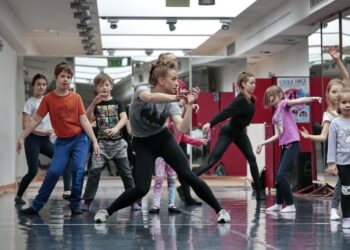 Kielce. Warsztaty taneczne dla dzieci i młodzieży organizowane przez Kielecki Teatr Tańca. Na zdjęciu: Joanna Polowczyk / Marzena Mąkosa / Radio Kielce
