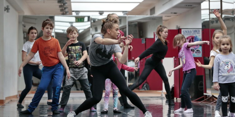 Kielce. Warsztaty taneczne dla dzieci i młodzieży organizowane przez Kielecki Teatr Tańca. Na zdjęciu: Joanna Polowczyk / Marzena Mąkosa / Radio Kielce