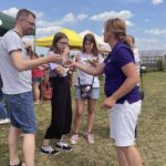 27.06.2021. Modliborzyce. Dzień otwarty na polu jagody kamczackiej / Emilia Sitarska / Radio Kielce