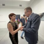 11.06.2021 Ostrowiec Świętokrzyski. Na zdjęciu Jolanta Chwałek - dyrektor BWA w Ostrowcu Świętokrzyskim, Dariusz Kaszuba - radny rady miejskiej i dyrektor LO im. Stanisława Staszica w Ostrowcu Św. / Emilia Sitarska / Radio Kielce