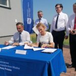 (z tyłu od lewej): Grzegorz Witkowski - wiceminister infrastruktury, Przemysław Daca - prezes Wód Polskich, Zbigniew Koniusz - wojewoda świętokrzyski / Marta Gajda / Radio Kielce