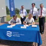 22.06.2021. Niziny. Podpisanie listu intencyjnego w sprawie budowy zbiornika wodnego. Na zdjęciu (od lewej): Marek Marszałek p.o. wójta gminy Tuczępy, Małgorzata Sikora - dyrektor Regionalnego Zarządu Gospodarki Wodnej w Krakowie;