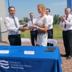 (z tyłu od lewej): Grzegorz Witkowski - wiceminister infrastruktury, Przemysław Daca - prezes Wód Polskich, Zbigniew Koniusz - wojewoda świętokrzyski / Marta Gajda / Radio Kielce