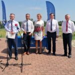 22.06.2021. Niziny. Podpisanie listu intencyjnego w sprawie budowy zbiornika wodnego. Na zdjęciu (od lewej): Marek Marszałek p.o. wójta gminy Tuczępy, Małgorzata Sikora - dyrektor Regionalnego Zarządu Gospodarki Wodnej w Krakowie;