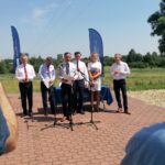 (z tyłu od lewej): Grzegorz Witkowski - wiceminister infrastruktury, Przemysław Daca - prezes Wód Polskich, Zbigniew Koniusz - wojewoda świętokrzyski / Marta Gajda / Radio Kielce