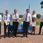 22.06.2021. Niziny. Podpisanie listu intencyjnego w sprawie budowy zbiornika wodnego. Na zdjęciu (od lewej): Marek Marszałek p.o. wójta gminy Tuczępy, Grzegorz Witkowski - wiceminister infrastruktury, Małgorzata Sikora - dyrektor Regionalnego Zarządu Gospodarki Wodnej w Krakowie, Przemysław Daca - prezes Wód Polskich, Zbigniew Koniusz - wojewoda świętokrzyski / Marta Gajda / Radio Kielce