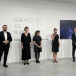 11.06.2021 Ostrowiec Świętokrzyski. Wernisaż wystawy Malarstwo jest kobietą. Na zdjęciu od lewej dr Artur Bartkiewicz - kustosz wystawy, Emilia Dragosz i Magdalena Leśniewska - artystki, Joanta Chwałek - dyrektor BWA, Piotr Dasios - zastępca prezydenta / Emilia Sitarska / Radio Kielce