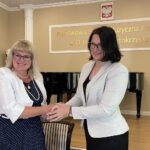 16.06.2021. Ostrowiec Św. Podpisanie  umowy na budowę budynku sali koncertowej Państwowej Szkoły Muzycznej. Na zdjęciu (od lewej): Ewa Jurkowska-Siwiec - dyrektor Państwowej Szkoły Muzycznej I stopnia w Ostrowcu Św., Anna Błońska - wiceprezes Anna-Bud / Emilia Sitarska / Radio Kielce