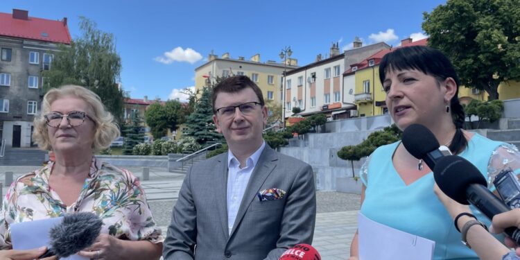 11.06.2021. Ostrowiec Św. Konferencja o badaniach Fundacji Ronalda McDonalda. Na zdjęciu (od lewej): Irena Renduda-Dudek - przewodnicząca rady miasta, Jarosław Górczyński - prezydent Ostrowca Św., Joanna Pikus - wiceprzewodnicząca rady miasta / Emilia Sitarska / Radio Kielce