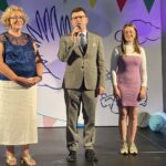 08.06.2021. Ostrowiec Świętokrzyski. 8. edycja Mlecznej Gali. Na zdjęciu (od lewej): Irena Renduda-Dudek - przewodnicząca rady miasta, Jarosław Górczyński - prezydent Ostrowca Św., Julia Tłuczkiewicz - wokalistka / Emilia Sitarska / Radio Kielce