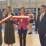 25.06.2021. Staszów. Otwarcie nowej hali sportowej przy PSP nr 2 im. Ignacego Jana Paderewskiego. Na zdjęciu (od lewej): Ireneusz Kwiecjasz - przewodniczący rady gminy, Ewa Kondek - zastępca burmistrza Staszowa, Anna Krupka - wiceminister sportu, Leszek Kopeć - burmistrz Staszowa / Emilia Sitarska / Radio Kielce