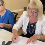 16.06.2021. Ostrowiec Św. Podpisanie  umowy na budowę budynku sali koncertowej Państwowej Szkoły Muzycznej. Na zdjęciu (od lewej): Krystyna Wiorek - przedstawiciel inwestora zastępczego, Ewa Jurkowska-Siwiec - dyrektor Państwowej Szkoły Muzycznej I stopnia w Ostrowcu Św. / Emilia Sitarska / Radio Kielce