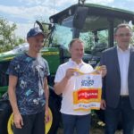 16.06.2021. Orłowiny. Przekazanie Radosławowi Gumińskiemu -  zwycięzcy loterii Grupy Azoty nowoczesnego ciągnika. Na zdjęciu (od lewej): Piotr Żyła - skoczek narciarski, Radosław Gumiński - sadownik, Tomasz Hinc - prezes zarządu Grupy Azoty / Emilia Sitarska / Radio Kielce