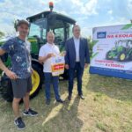 16.06.2021. Orłowiny. Przekazanie Radosławowi Gumińskiemu - zwycięzcy loterii Grupy Azoty nowoczesnego ciągnika. Na zdjęciu (od lewej): Piotr Żyła - skoczek narciarski, Radosław Gumiński - sadownik, Tomasz Hinc - prezes zarządu Grupy Azoty / Emilia Sitarska / Radio Kielce