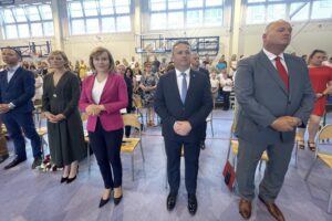 25.06.2021. Staszów. Otwarcie nowej hali sportowej przy PSP nr 2 im. Ignacego Jana Paderewskiego. Na zdjęciu (od lewej): Ewa Kondek - zastępca burmistrza Staszowa, Anna Krupka - wiceminister sportu, Leszek Kopeć - burmistrz Staszowa, Ireneusz Kwiecjasz - przewodniczący rady gminy w Satszowie / Emilia Sitarska / Radio Kielce