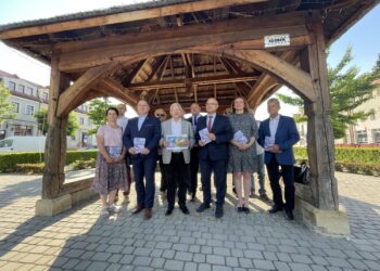 21.06.2021 Opatów. Od prawej: Adam Roszczypała - radny powiatowy PiS, Małgorzata Jalowska - wicestarosta opatowski, Tomasz Staniek - starosta opatowski, poseł Krzysztof Lipiec, poseł Marek Kwitek / Emilia Sitarska / Radio Kielce