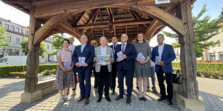 21.06.2021 Opatów. Od prawej: Adam Roszczypała - radny powiatowy PiS, Małgorzata Jalowska - wicestarosta opatowski, Tomasz Staniek - starosta opatowski, poseł Krzysztof Lipiec, poseł Marek Kwitek / Emilia Sitarska / Radio Kielce