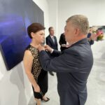 11.06.2021 Ostrowiec Świętokrzyski. Odznaczenie Zasłużony dla Kultury Polskiej Jolancie Chwałek, dyrektor BWA w Ostrowcu Świętokrzyskim przypina senator Jarosław Rusiecki. / Emilia Sitarska / Radio Kielce