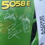 16.06.2021. Orłowiny. Przekazanie Radosławowi Gumińskiemu -  zwycięzcy loterii Grupy Azoty nowoczesnego ciągnika. Na zdjęciu: autograf Piotra Żyły na ciągniku / Emilia Sitarska / Radio Kielce