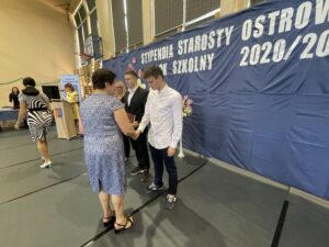 22.06.2021.Ostrowiec Świętokrzyski. Stypendia starosty ostrowieckiego. Od lewej Marzena Dębniak - starosta ostrowiecki / Emilia Sitarska / Radio Kielce