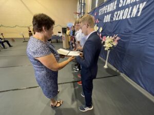 22.06.2021.Ostrowiec Świętokrzyski. Stypendia starosty ostrowieckiego. Od lewej Marzena Dębniak - starosta ostrowiecki / Emilia Sitarska / Radio Kielce