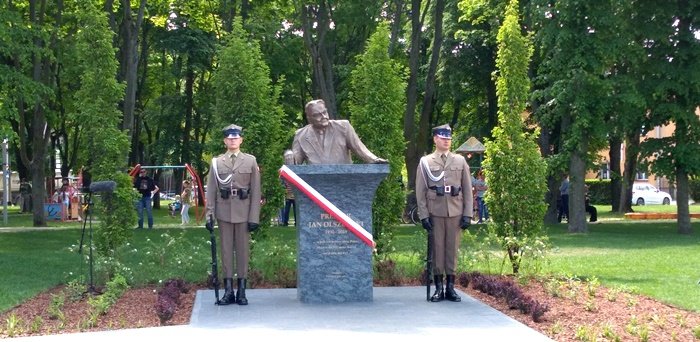 RADIO DLA CIEBIE. 29 lat temu został odwołany rząd Jan Olszewskiego. W Okuniewie odsłonięto pomnik byłego premiera - Radio Kielce Radio dla Ciebie