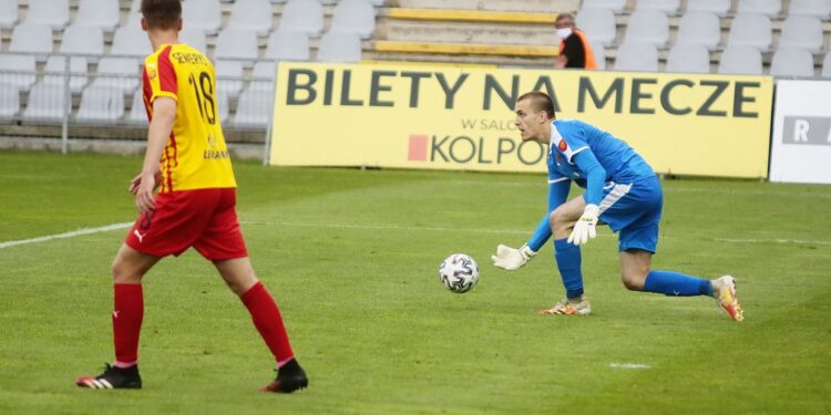 18.07.2020. Kielce. 37. kolejka PKO Ekstraklasy: Korona Kielce - ŁKS Łódź. Na zdjęciu (od lewej): Radosław Seweryś i Jakub Osobiński / Wiktor Taszłow / Radio Kielce