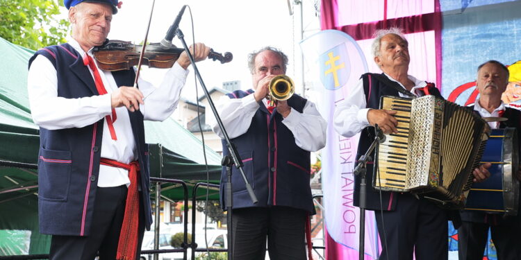 XX Powiatowy Przegląd Zespołów Folklorystycznych i Solistów / Wiktor Taszłow / Radio Kielce