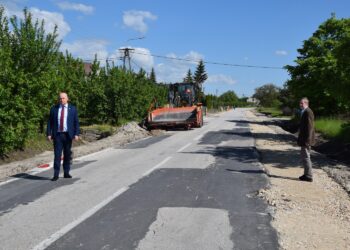 10.06.2021 Szydłów. Przebudowa ulicy Soleckiej. Na zdjęciu od lewej ł Andrzej Tuz, burmistrz Szydłowa / Piotr Walczak / Urząd Miasta Szydłowa