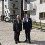 12.06.2021. Starachowice. Konferencja ws. rządowej dotacji na budownictwo mieszkaniowe. Na zdjęciu (od lewej): poseł Krzysztof Lipiec i prezydent Starachowic Marek Materek / Anna Głąb / Radio Kielce