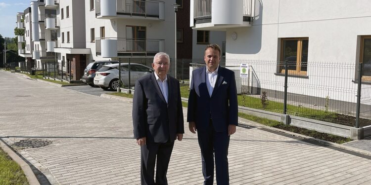 12.06.2021. Starachowice. Konferencja ws. rządowej dotacji na budownictwo mieszkaniowe. Na zdjęciu (od lewej): poseł Krzysztof Lipiec i prezydent Starachowic Marek Materek / Anna Głąb / Radio Kielce