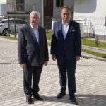 12.06.2021. Starachowice. Konferencja ws. rządowej dotacji na budownictwo mieszkaniowe. Na zdjęciu (od lewej): poseł Krzysztof Lipiec i prezydent Starachowic Marek Materek / Anna Głąb / Radio Kielce